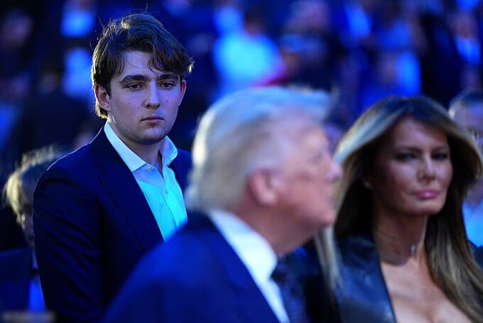 Barron Trump đứng cạnh bố mẹ, ông Donald và bà Melania Trump, tại Nhà Trắng hôm 14/6. Ảnh: Zuffa LLC