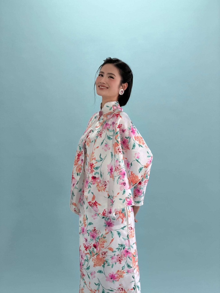 Với Hoa hậu Ý Nhi, mẫu áo dài này khá phù hợp vì tôn lên hình ảnh mà cô thường theo đuổi: dịu dàng, nền nã và gần gũi.