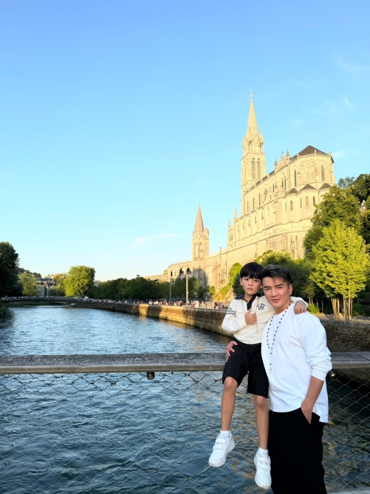 Ảnh sao 16/6: Hà Hồ - Kim Lý đi du lịch 'chữa lành' ở Yên Tử - 1