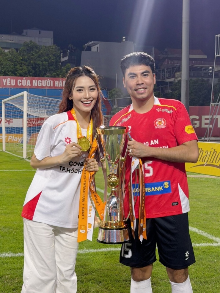 Ảnh sao 16/6: Hà Hồ - Kim Lý đi du lịch 'chữa lành' ở Yên Tử - 3