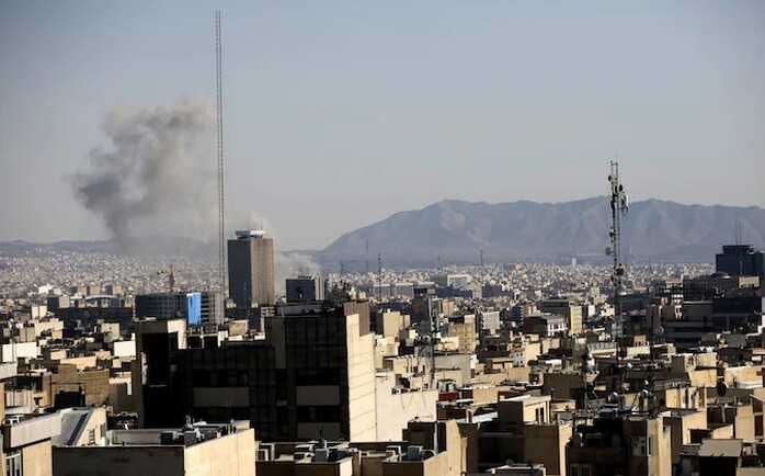 Khói bốc nghi ngút sau loạt vụ nổ dữ dội tại phía Đông Nam thủ đô Tehran hồi tháng 3. Ảnh: Anadolu
