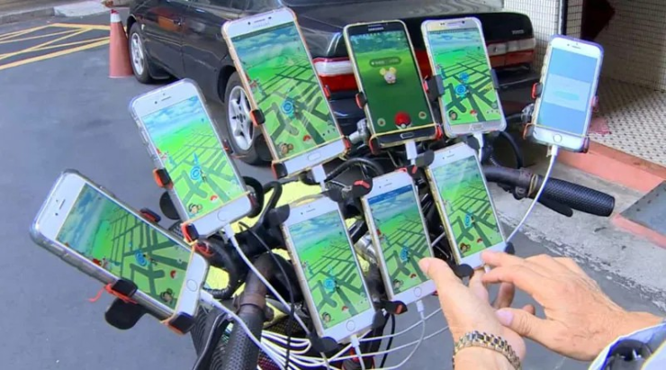 Một người chơi Pokemon Go trên 11 chiếc điện thoại. Ảnh: twistedsifter