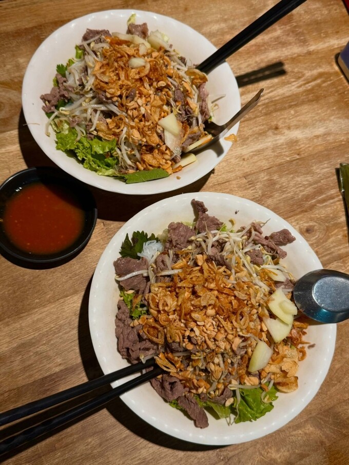 Trong chuyến food tour Hà Nội, Memduh ấn tượng nhất với bún bò Nam Bộ, khen đây là món ăn kết hợp hài hòa, tinh tế của ẩm thực Việt. Ảnh: Memduh Ali Yildirim