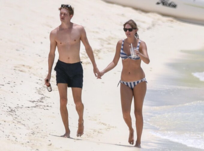 Joe Alwyn và Taylor Swift trong kỳ nghỉ năm 2018. Ảnh: Backgrid