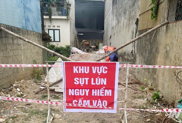 Lực lượng chức năng phường Linh Sơn cắm biển cảnh báo, khoanh vùng khu vực hố sụt lún để bảo đảm an toàn cho người dân. (Ảnh: Báo Thái Nguyên).