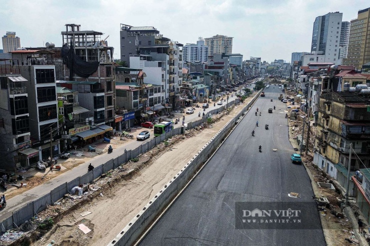 Sau khi công tác giải phóng mặt bằng phục vụ dự án thi công đường Vành đai 1 hoàn tất, nhiều hộ dân trên phố La Thành bắt đầu khẩn trương sửa chữa, cải tạo lại phần nhà còn lại để sớm ổn định cuộc sống.