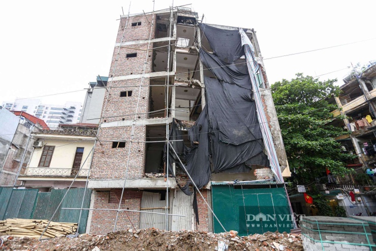 Không khí thi công diễn ra nhộn nhịp dọc tuyến phố, nơi người dân đang cải tạo lại nhà cửa sau giải phóng mặt bằng.