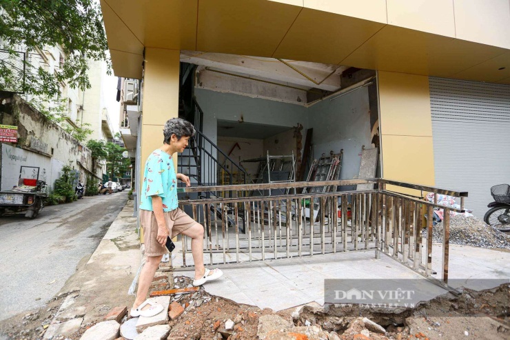  “Tôi rất vui mừng vì từ khi triển khai công tác giải phóng mặt bằng chỉ sau khoảng 6 tháng đã hoàn thành. Gia đình tôi trước đây có tổng diện tích nhà ở 38m², trong đó đã bàn giao 19m² để phục vụ dự án. Hiện nay, phần diện tích còn lại là 19m² và gia đình đang tiến hành sửa chữa, cải tạo lại ngôi nhà để sớm ổn định cuộc sống. Chúng tôi ủng hộ chủ trương của thành phố vì dự án không chỉ góp phần chỉnh trang đô thị mà còn giúp giao thông đi lại thuận lợi hơn trong tương lai”.