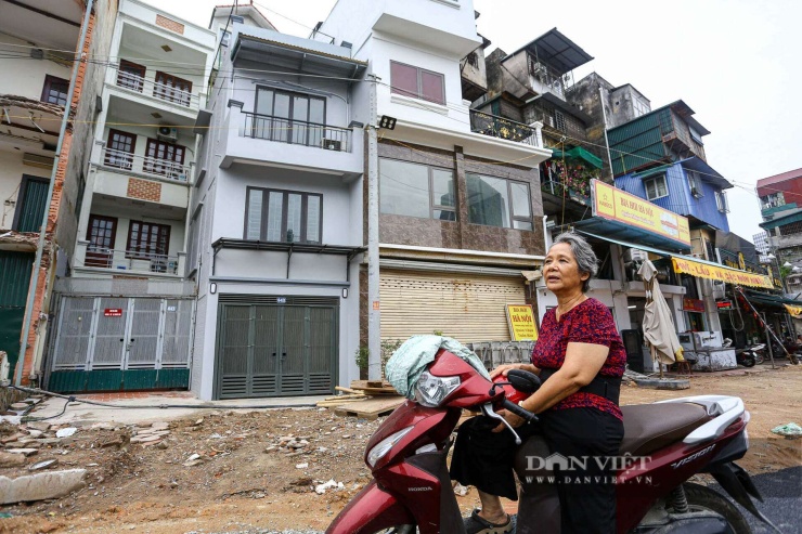 “Gia đình tôi trước đây có diện tích nhà hơn 70m², đã bàn giao hơn 10m² để phục vụ dự án đường Vành đai 1. Gia đình tôi mong đợi nhất là khi tuyến đường hoàn thành, việc đi lại sẽ thuận tiện hơn, môi trường kinh doanh cũng sôi động hơn. Với vị trí mặt đường rộng rãi, thông thoáng, chúng tôi hy vọng việc cho thuê nhà sẽ thuận lợi hơn trước để có thêm nguồn thu nhập để phụ giúp tiền lương hưu và ổn định cuộc sống tuổi già”, bà Hồng (Số nhà 643 La Thành, Hà Nội) cho biết.