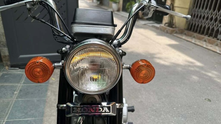 Chiếc CD125T Benly gây ấn tượng bởi tình trạng ngoại thất gần như xuất sắc so với tuổi đời 41 năm. 
