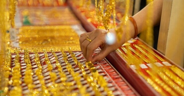 Giá vàng tăng tiếp, bạc Phú Quý, SACOMBANK-SBJ "quay xe" rớt trở lại
