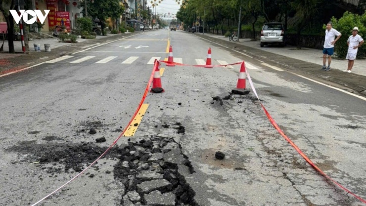 Mặt đường bị hư hỏng sau tiếng nổ