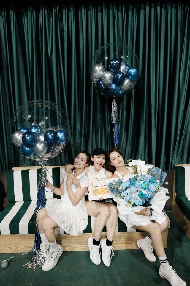 Minh Hằng được bạn bè chúc mừng sinh nhật tuổi 39 trong không khí ngập tràn niềm vui. Ở tuổi U40, ai cũng xin vía có da đẹp và sắc vóc tươi trẻ như "bé Heo" một thời.