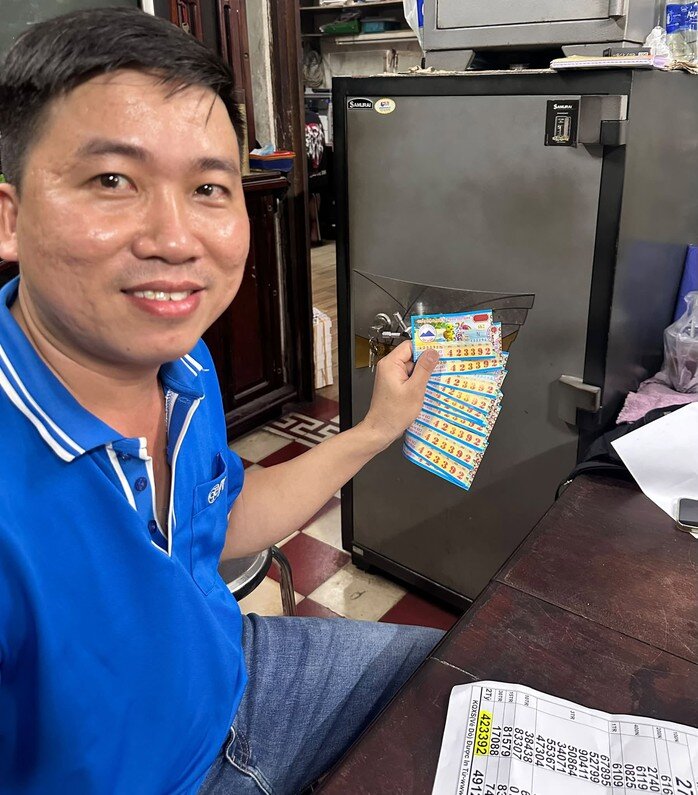 Đại lý vé số Mỹ Hạnh đổi thưởng 22 tỉ đồng cho nữ tiểu thương bán rau chợ đầu mối trúng giải độc đắc. Ảnh: ĐLVS Mỹ Hạnh
