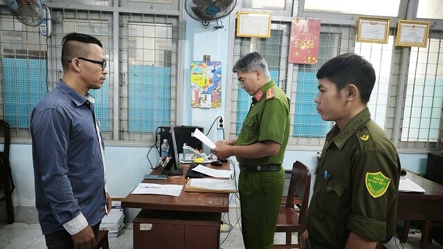 Cơ quan Công an đọc Quyết định khởi tố vụ án hình sự, khởi tố bị can. Ảnh: Công an tỉnh Đồng Tháp