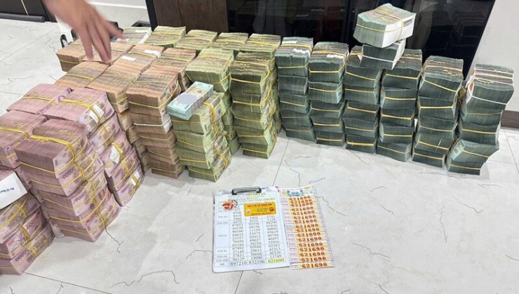 Chị Nguyên đổi thưởng cho khách bằng tiền mặt vào ngày 15/6. Ảnh: NVCC