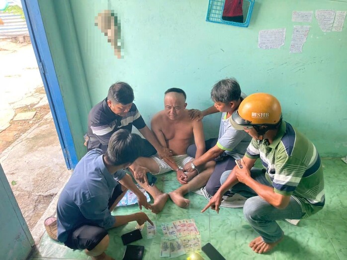 Dương Công Nhạc bị lực lượng công an bắt giữ khi đang lẩn trốn tại một nhà trọ. Ảnh: CTV