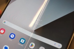 Galaxy Z Fold 9 có thể giấu được nếp gấp màn hình nhờ lớp kính công nghệ mới
