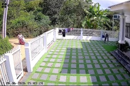 Clip: Hết hồn hai nữ sinh ôm cua rồi lao thẳng vào cổng sắt nhà dân cực mạnh