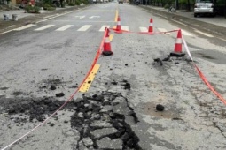 Mặt đường bất ngờ hư hỏng nặng sau tiếng nổ lớn