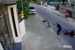 Clip: Thót tim "khối nghỉ hè" sang đường từ điểm mù, xe máy không kịp trở tay