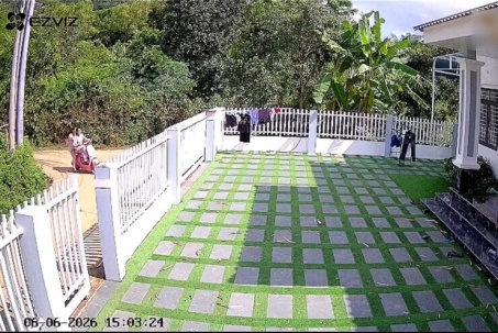 Clip: Hết hồn hai nữ sinh ôm cua rồi lao thẳng vào cổng sắt nhà dân cực mạnh