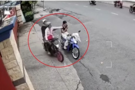 Clip: Hai đối tượng đi xe máy giật iPhone của thiếu nữ trước cổng công ty