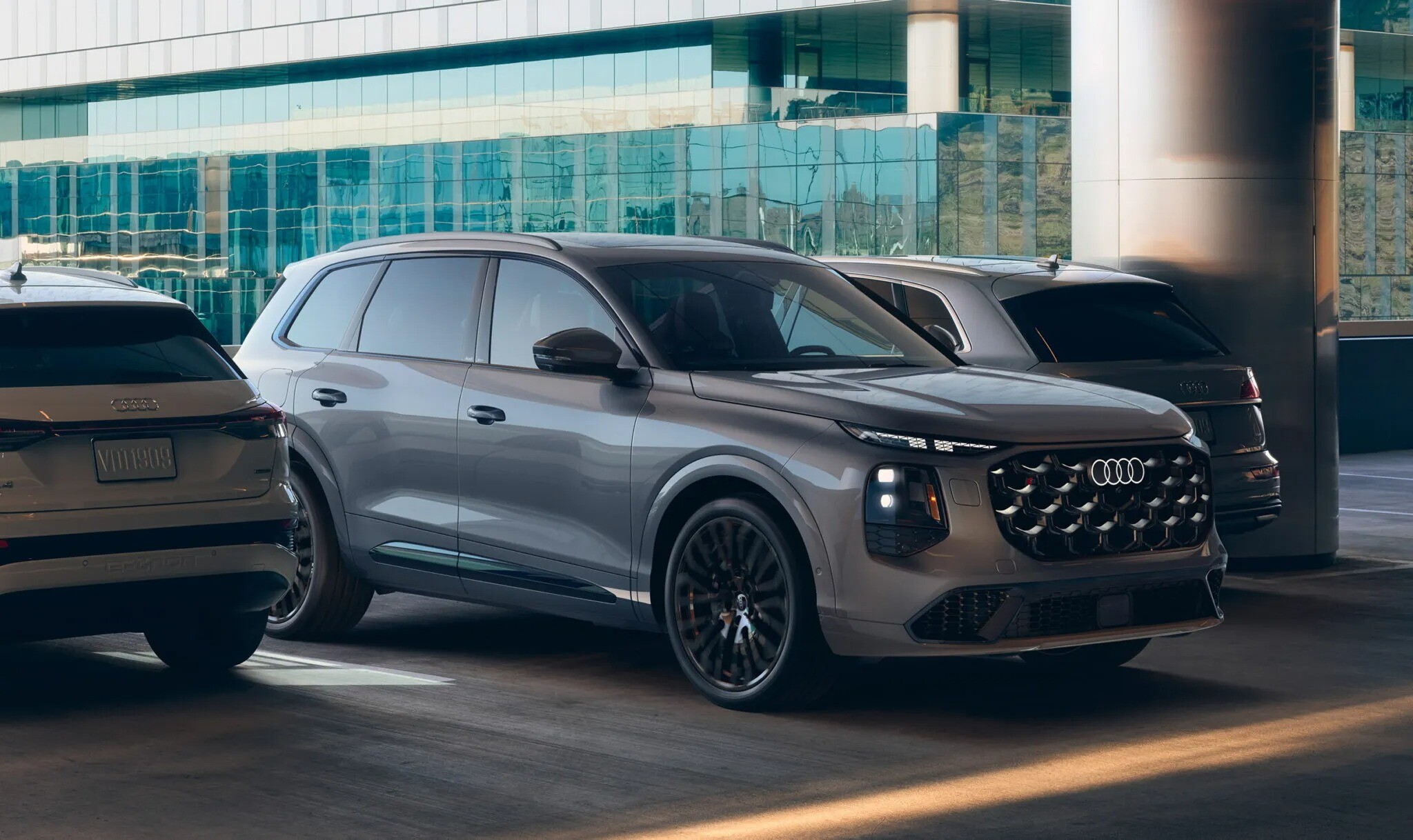 Audi cũng áp dụng ngôn ngữ thiết kế đèn pha tách cụm hai tầng tương tự trên dòng Q6 e-tron.