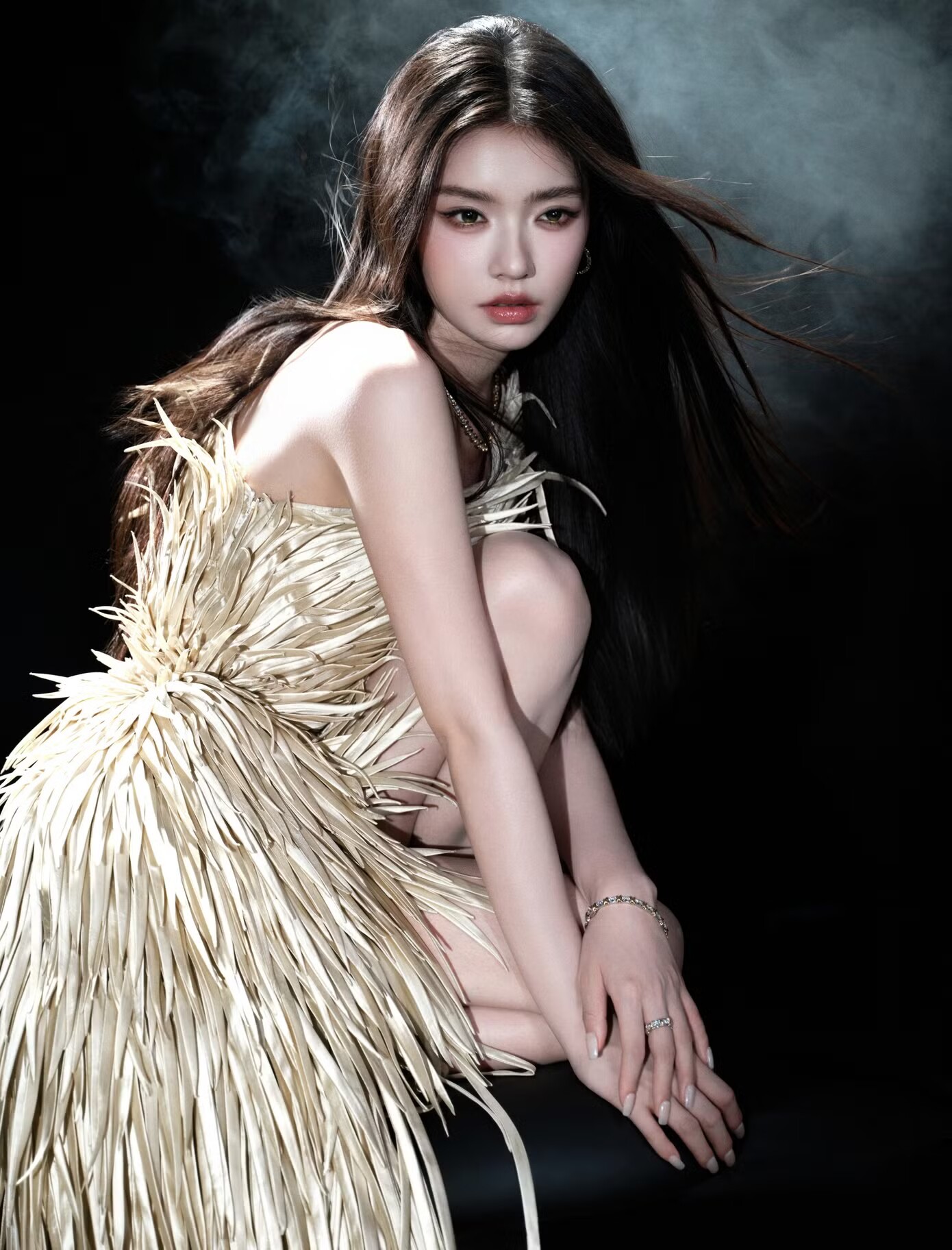Trang QQ đưa tin tối 14/6, Lâm Duẫn tham gia sự kiện Đêm hội Điện ảnh Weibo 2026 và giành được giải thưởng Diễn viên được mong đợi của năm. Mỹ nhân sinh năm 1996 xuất hiện trong bộ trang phục của nhà thiết kế Việt Nam. Trong loạt ảnh được đăng tải, Lâm Duẫn được ví như chú khổng tước. Thần thái sang trọng quyến rũ của Lâm Duẫn nhận được đánh giá cao của truyền thông và khán giả.