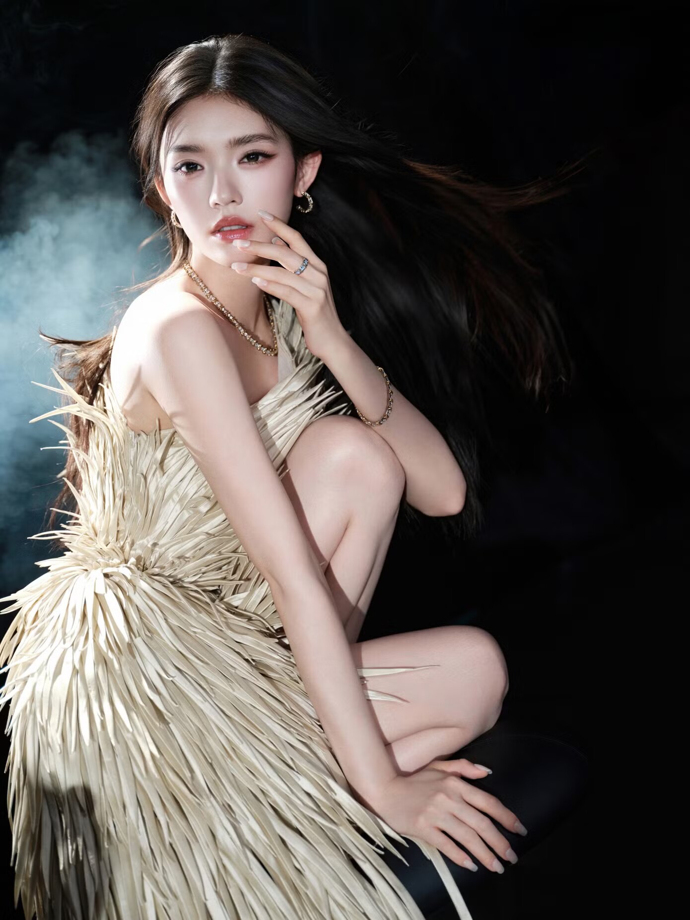 Trang QQ đưa tin tối 14/6, Lâm Duẫn tham gia sự kiện Đêm hội Điện ảnh Weibo 2026 và giành được giải thưởng Diễn viên được mong đợi của năm. Mỹ nhân sinh năm 1996 xuất hiện trong bộ trang phục của nhà thiết kế Việt Nam. Trong loạt ảnh được đăng tải, Lâm Duẫn được ví như chú khổng tước. Thần thái sang trọng quyến rũ của Lâm Duẫn nhận được đánh giá cao của truyền thông và khán giả.