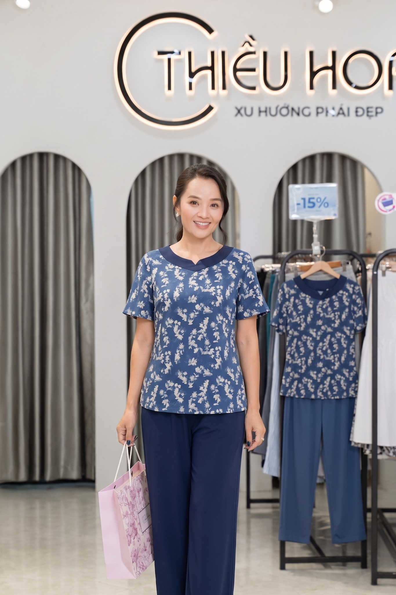 Diễn viên Hoài An ghé showroom Thiều Hoa ướm thử đồ bộ
