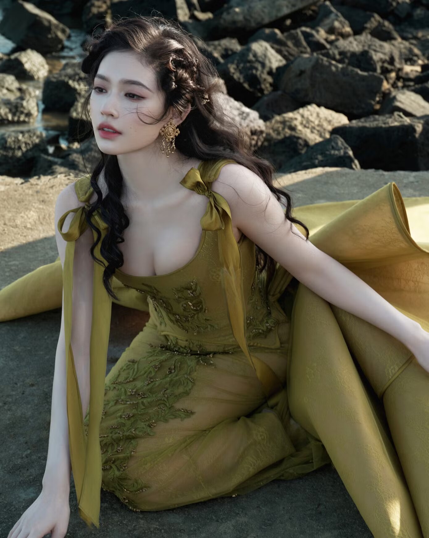 Về đời tư, Lâm Duẫn vướng nhiều tin đồn tiêu cực. Lâm Duẫn đều phủ nhận, sau một thời gian, tin đồn biến mất khiến khán giả cảm thấy bất bình cho cô.