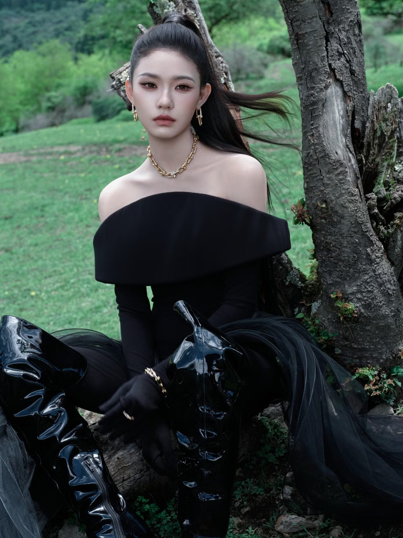 Đây không phải lần đầu Lâm Duẫn trở thành điểm nhấn trên thảm đỏ Hoa ngữ. So với các nghệ sĩ nữ chạy theo mốt hot girl ngọt ngào, làm nổi bật làn da trắng hồng, chuộng khí chất trong trẻo dễ thương, Lâm Duẫn tạo nên sự khác biệt nhờ tìm được nét riêng của bản thân. Phong cách trang điểm của Lâm Duẫn được đánh giá có chiều sâu, thời thượng cuốn hút hơn các nghệ sĩ khác. Bên cạnh đó, cô không ngại thay đổi nhiều kiểu trang phục khác nhau, trở nên mới mẻ không nhàm chán trong mỗi lần xuất hiện. Vì vậy, lần xuất hiện trên thảm đỏ đều là cơ hội để Lâm Duẫn ghi dấu ấn với khán giả đại chúng.