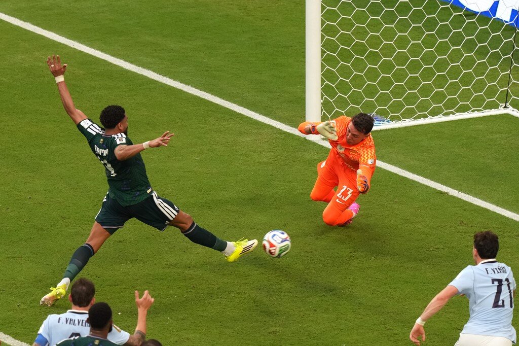 Al-Amri nhanh chân sút bồi hạ thủ môn Muslera đưa Saudi Arabia dẫn trước
