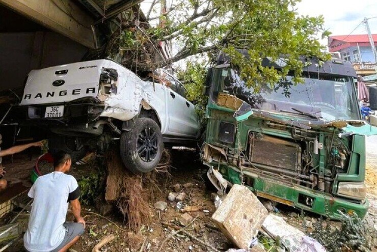 Xe tải mất lái tông trúng ô tô đậu bên đường, bật gốc cây lộc vừng