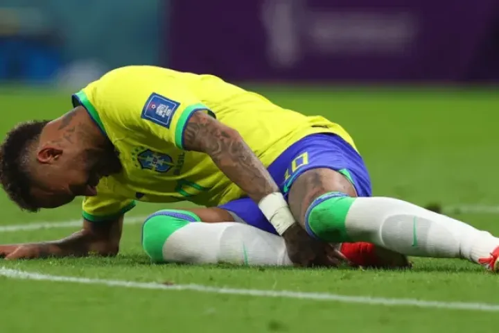 Neymar nghỉ hết vòng bảng World Cup, truyền thông Brazil dội ‘mưa chỉ trích’ lên Selecao