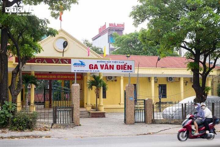 Trên đoạn tuyến được đề xuất di dời còn có ga Giáp Bát và ga Văn Điển, hai nhà ga đang đảm nhận nhiệm vụ phục vụ vận tải hàng hóa, hành khách và hỗ trợ công tác điều hành chạy tàu trên tuyến Bắc - Nam.