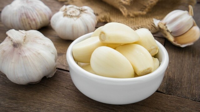 Sau khi bóc vỏ, tỏi rất dễ bị oxy hóa, mốc hỏng hoặc giảm hàm lượng dưỡng chất nếu bảo quản sai cách.
