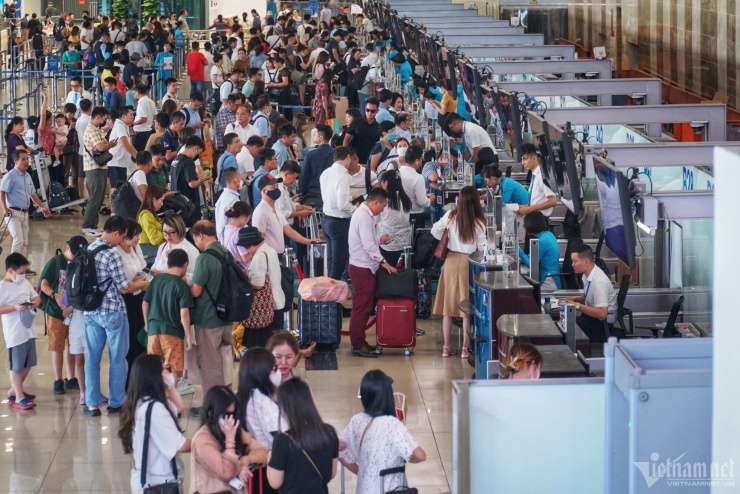 Nhiều gia đình chọn bay lệch cuối tuần, thậm chí chấp nhận chuyến đêm để giảm chi phí vé máy bay. Ảnh: Anh Nguyễn