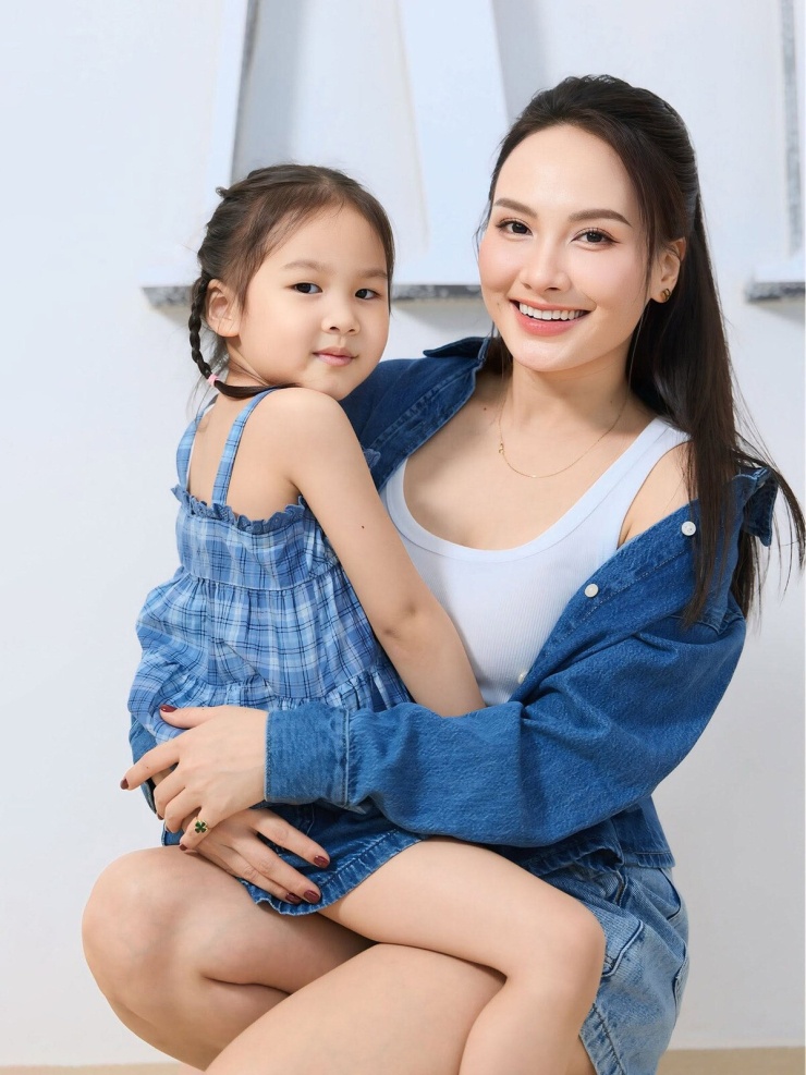 Ảnh sao 17/6: 'Công chúa hàng hiệu' Tiên Nguyễn sexy bên ông xã - 5