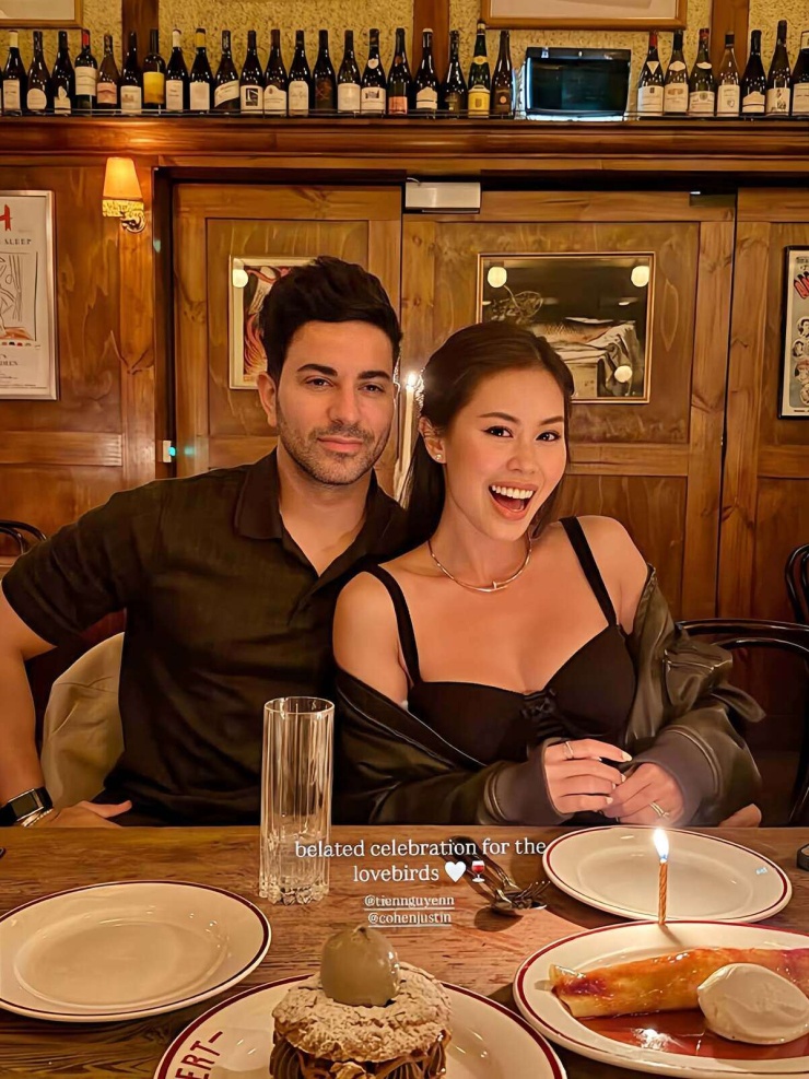 Hot girl Tiên Nguyễn - ái nữ "vua hàng hiệu" Jonathan Hạnh Nguyễn - chọn trang phục tôn vòng một và vai trần, rạng rỡ bên doanh nhân Justin Cohen trong buổi tụ họp bạn bè. 