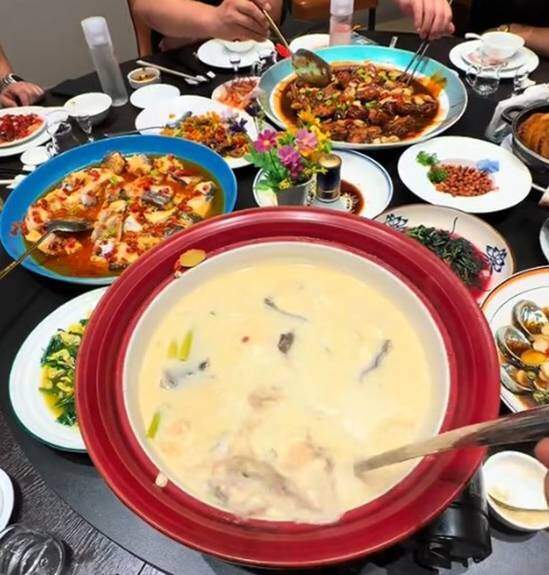 Vì tò mò về hương vị, người chủ liền mang vài con cá trong bể đi chế biến.