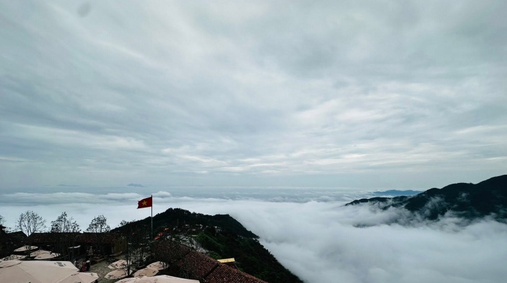 Mây trôi bồng bền dưới chân du khách.