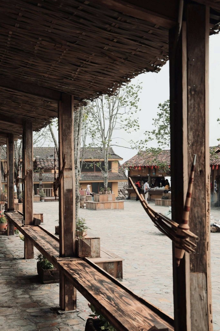 Những căn nhà gỗ, hàng rào tre, tiểu cảnh đậm sắc màu bản làng cùng không gian xanh mát đã tạo nên một điểm đến độc đáo giữa lòng Tam Đảo. 