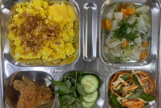 Trong điều kiện thời tiết nóng, vi khuẩn có thể phát triển nhanh trong thực phẩm và tạo ra các độc tố gây hại. Ngay cả khi được nấu lại, một số nguy cơ vẫn có thể tồn tại.