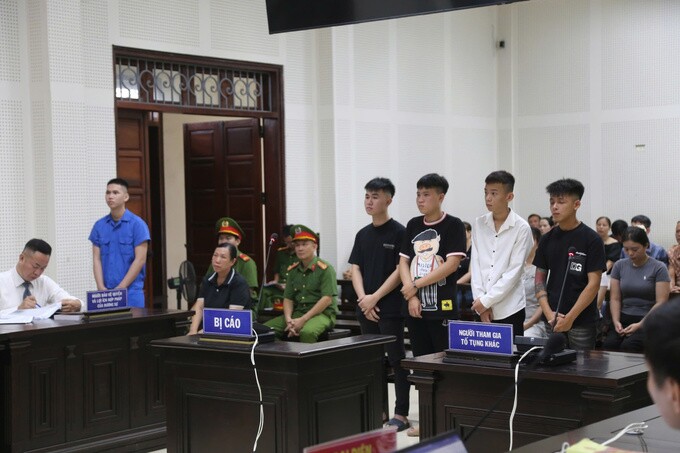Các bị cáo trong phiên tòa sáng 17/6. Ảnh: Lê Tân