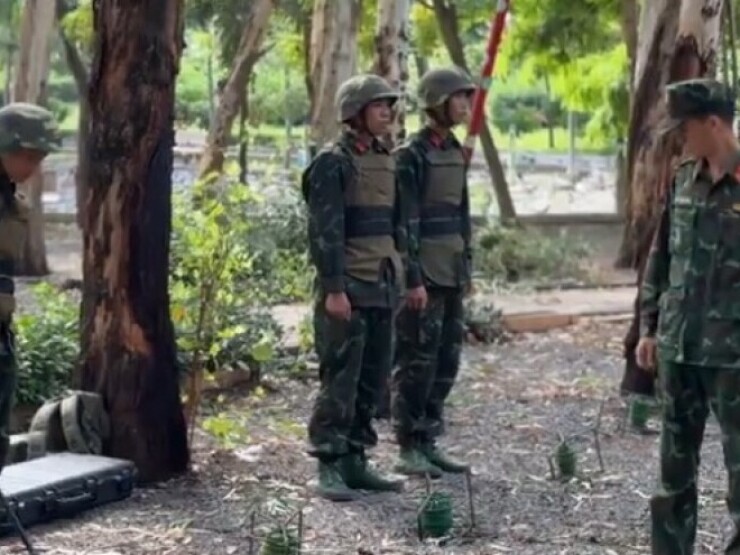 Cận cảnh quân đội 'siêu âm' lòng đất tìm mộ liệt sĩ ở công viên Lê Thị Riêng