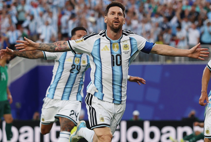 Hat-trick vào lưới Algeria một lần nữa chứng minh Messi vẫn là thiên tài trên sân cỏ. Ảnh: AFA