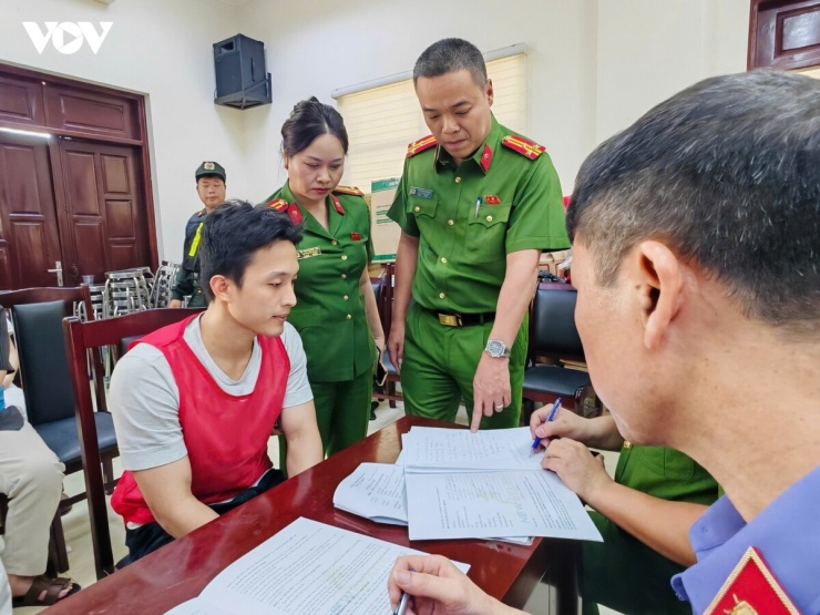 Hoàng Nhất Long (áo đỏ) khai ngay từ đầu đã có mục đích lấy tiền của khách càng nhiều càng tốt, có những suy nghĩ lừa tiền của khách.