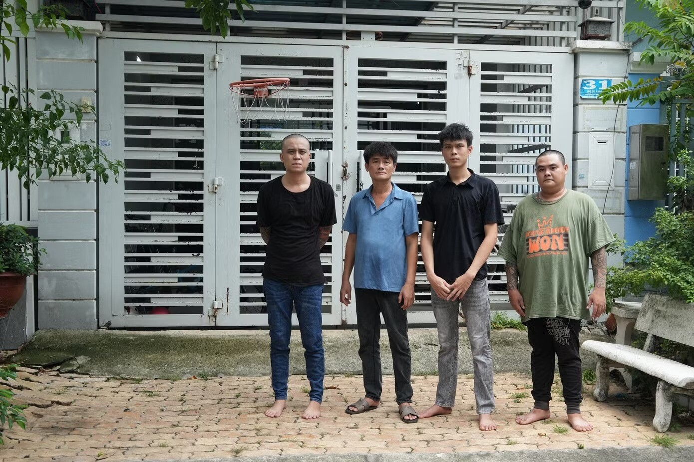 Công an dựng lại hiện trường vụ mang dao hăm dọa hàng xóm.